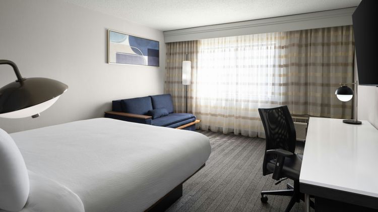Courtyard Detroit Utica Suite
