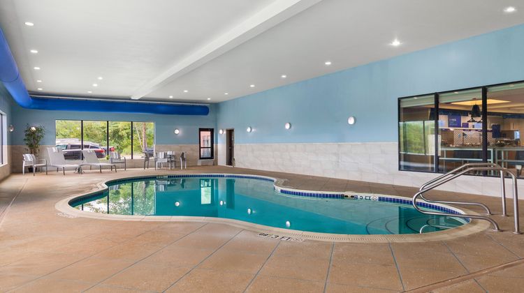 Holiday Inn Express and Suites Fairmont Pool