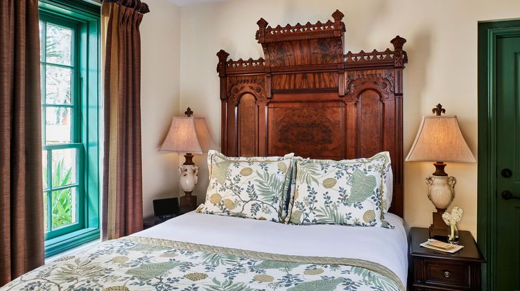 The Collector Luxury Inn & Gardens Room