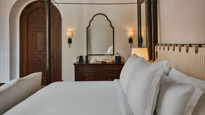 <b>Four Seasons Hotel and Residences Room</b>. Images powered by <a href="https://www.leonardoworldwide.com/" title="Leonardo Worldwide" target="_blank">Leonardo</a>.