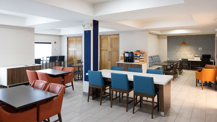 Holiday Inn Express Wichita Airport Exterior