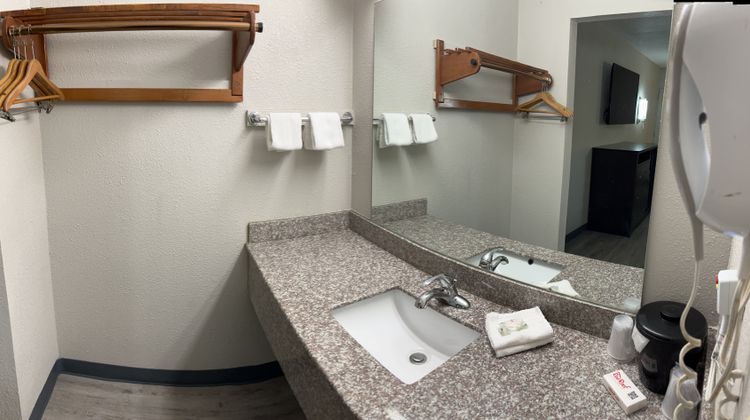 Red Roof Inn Kimball, TN-I-24 Room