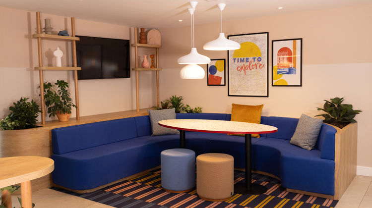 Holiday Inn Express Windsor Lobby