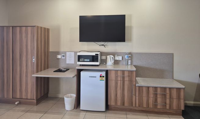 Pittsworth Motor Inn Room
