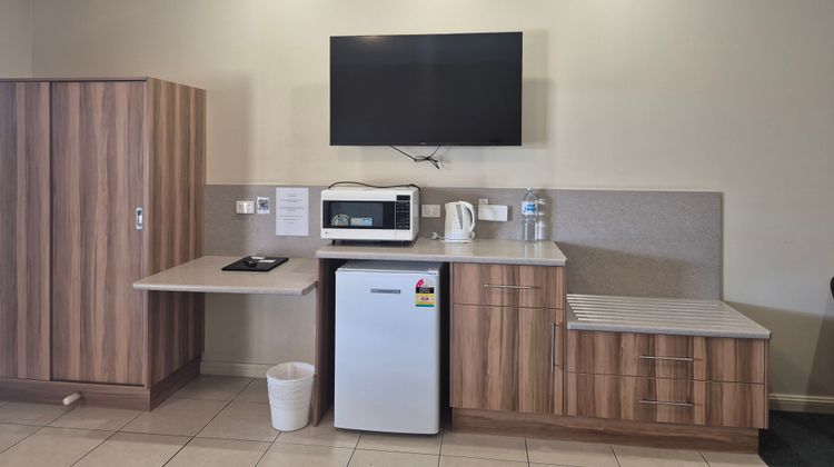 Pittsworth Motor Inn Room