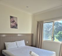 Pittsworth Motor Inn Room