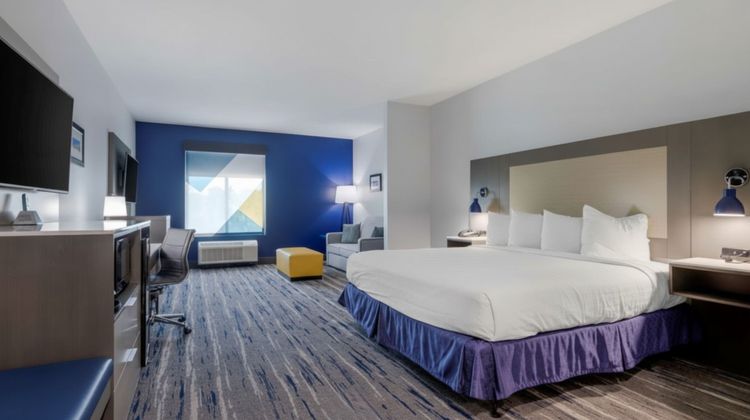Holiday Inn Express & Suites Choctaw Suite