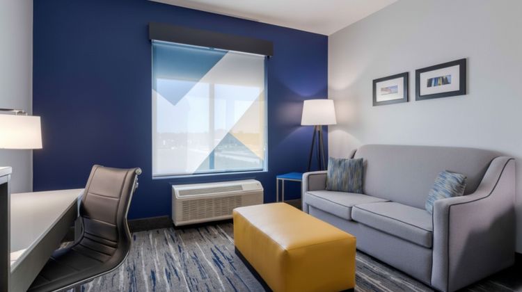 Holiday Inn Express & Suites Choctaw Suite