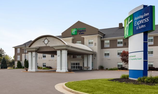 Holiday Inn Express & Suites N Fremont Exterior