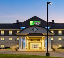 Holiday Inn Express & Suites N Fremont Exterior