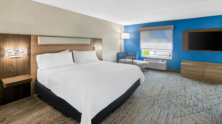 Holiday Inn Express Hotel & Suites Suite