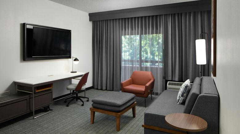 <b>Courtyard Williamsburg Busch Gardens Suite</b>. Images powered by <a href="https://www.leonardoworldwide.com/" title="Leonardo Worldwide" target="_blank">Leonardo</a>.