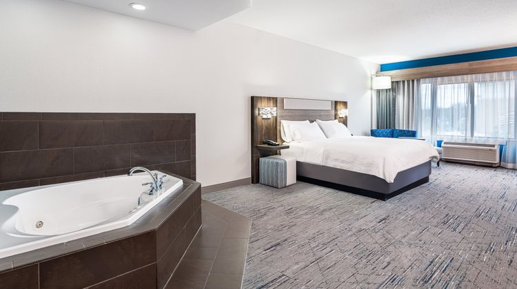 Holiday Inn Express Columbus Edinburgh Suite