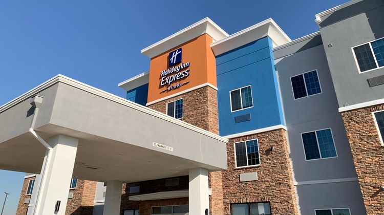 Holiday Inn Express & Suites Bridgeport Exterior