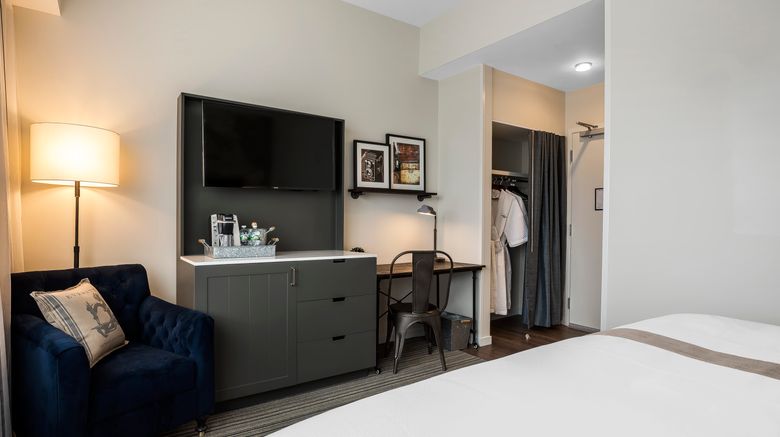 <b>enVision Hotel Boston-Everett Room</b>. Images powered by <a href="https://www.leonardoworldwide.com/" title="Leonardo Worldwide" target="_blank">Leonardo</a>.