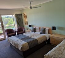 Golden Heritage Motor Inn & Cottages Room