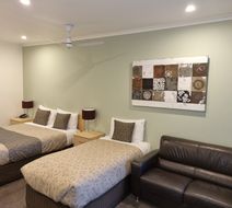 Golden Heritage Motor Inn & Cottages Room