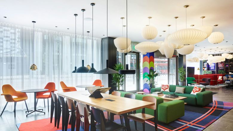 <b>citizenM London Victoria Station Hotel Lobby</b>. Images powered by <a href="https://www.leonardoworldwide.com/" title="Leonardo Worldwide" target="_blank">Leonardo</a>.