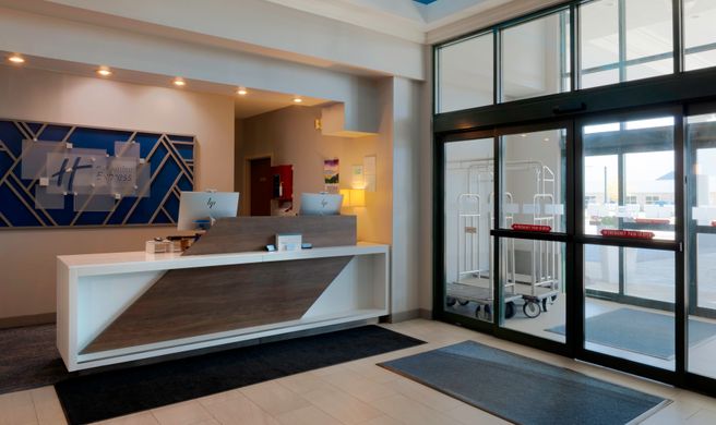 Holiday Inn Express Hotel & Suites Exterior