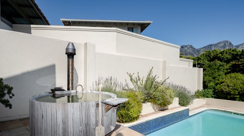 <b>Camps Bay Retreat Pool</b>. Images powered by <a href="https://www.leonardoworldwide.com/" title="Leonardo Worldwide" target="_blank">Leonardo</a>.