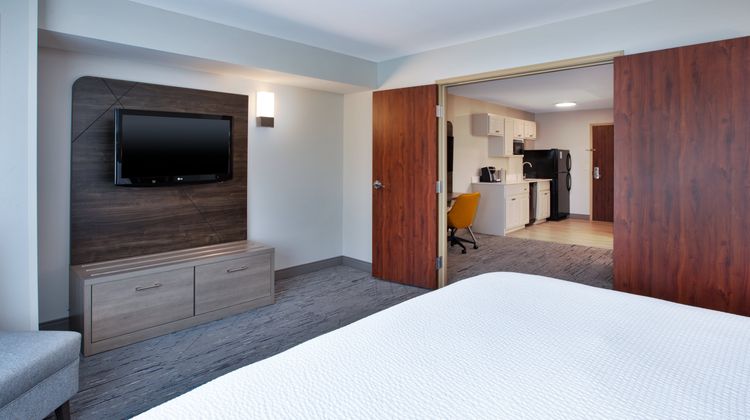 Holiday Inn Express & Suites Suite