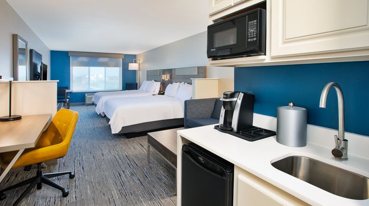 Holiday Inn Express & Suites Suite