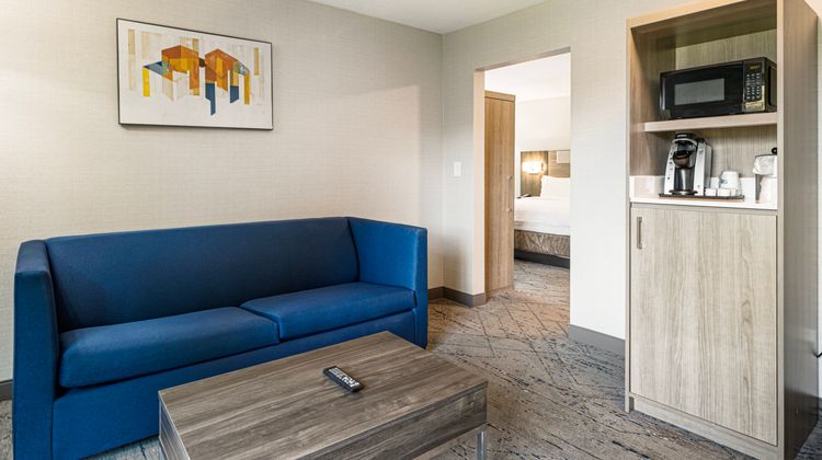 Holiday Inn Express & Stes Buford NE Suite