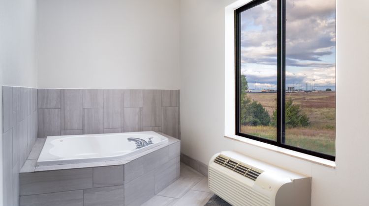 Holiday Inn Express & Suitess Pratt Room