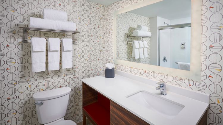 Holiday Inn & Suites Oakville @ Bronte Room
