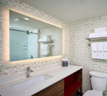 Holiday Inn & Suites Oakville @ Bronte Room