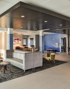 Holiday Inn Express & Suites MetroCenter