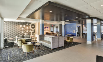 Holiday Inn Express & Suites MetroCenter