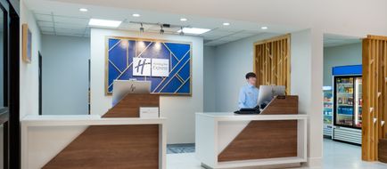 Holiday Inn Express & Suitess Pratt Exterior