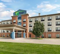 Holiday Inn Express & Suitess Pratt Exterior