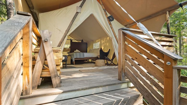 <b>Under Canvas Glacier Exterior</b>. Images powered by <a href="https://www.leonardoworldwide.com/" title="Leonardo Worldwide" target="_blank">Leonardo</a>.