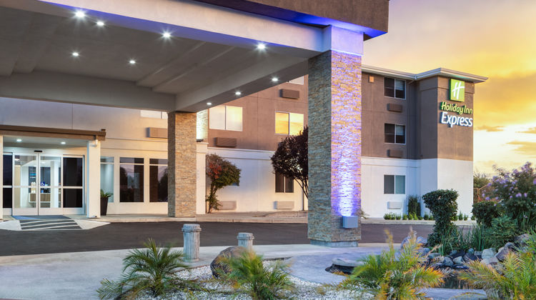 Holiday Inn Express Redding North Exterior