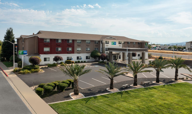 Holiday Inn Express Redding North Exterior