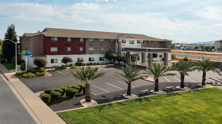Holiday Inn Express Redding North Exterior