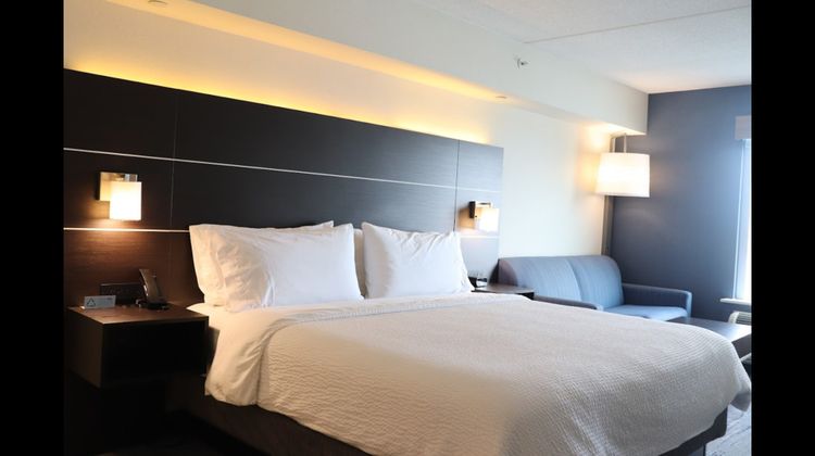Holiday Inn Express & Suites Brampton Suite