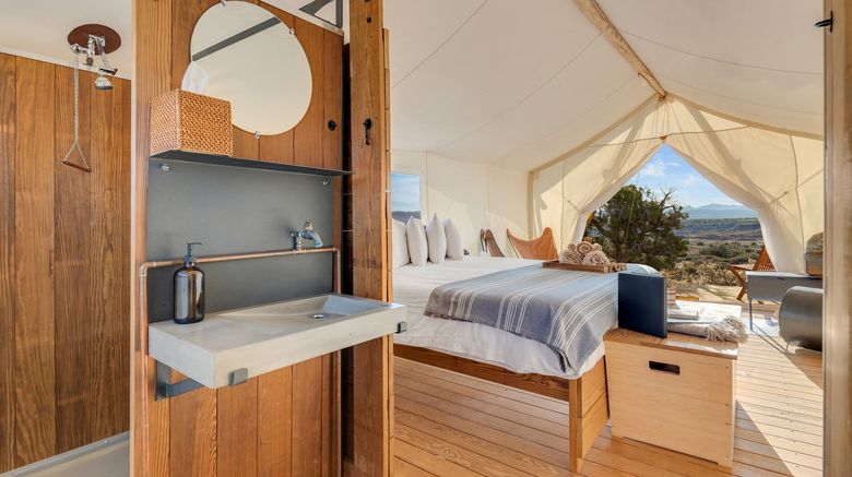 <b>Under Canvas Moab Room</b>. Images powered by <a href="https://www.leonardoworldwide.com/" title="Leonardo Worldwide" target="_blank">Leonardo</a>.