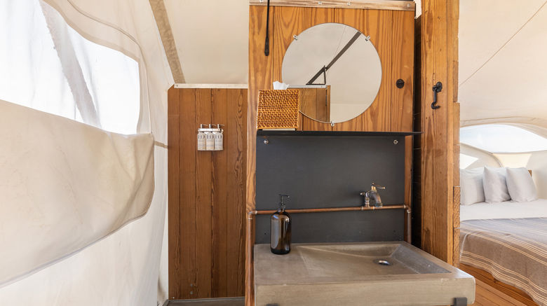 <b>Under Canvas Moab Room</b>. Images powered by <a href="https://www.leonardoworldwide.com/" title="Leonardo Worldwide" target="_blank">Leonardo</a>.