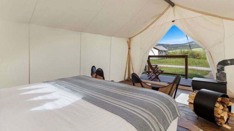 <b>Under Canvas Yellowstone Room</b>. Images powered by <a href="https://www.leonardoworldwide.com/" title="Leonardo Worldwide" target="_blank">Leonardo</a>.