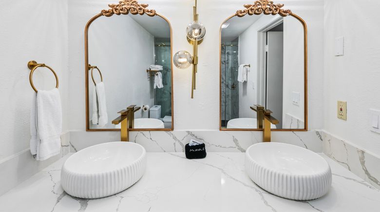 <b>Art Hotel Laguna Beach Room</b>. Images powered by <a href="https://www.leonardoworldwide.com/" title="Leonardo Worldwide" target="_blank">Leonardo</a>.