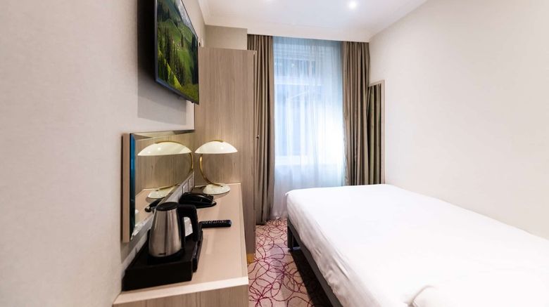 <b>Blandford Hotel Room</b>. Images powered by <a href="https://www.leonardoworldwide.com/" title="Leonardo Worldwide" target="_blank">Leonardo</a>.