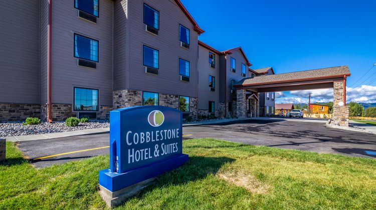Cobblestone Hotel & Suites Exterior