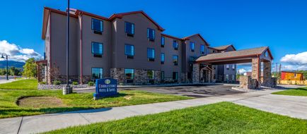 Cobblestone Hotel & Suites Exterior