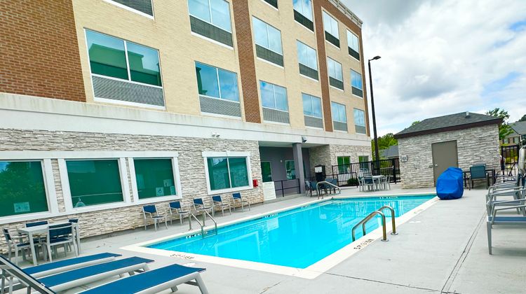 Holiday Inn Express & Suites Canton Exterior