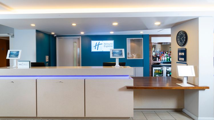 Holiday Inn Express Birmingham Oldbury Exterior