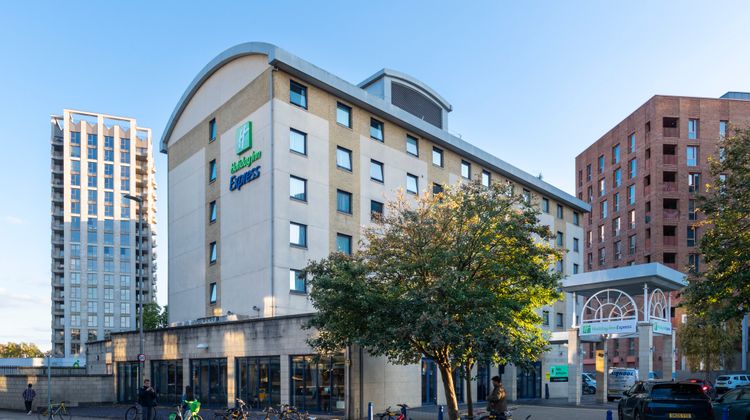 Holiday Inn Express Wandsworth Exterior