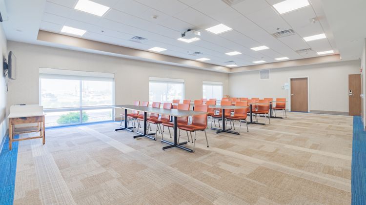 Holiday Inn Express & Suites Marion Meeting
